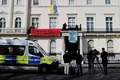 英ロンドン中心部で、活動家グループにより占拠された邸宅の前に到着した警察と記者（2022年3月14日撮影）。(c)Tolga Akmen / AFP