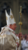 ニューヨーク（New York）の聖パトリック大聖堂（Saint Patrick&apos;s Cathedral）に入るローマ法王ベネディクト16世（Pope Benedict XVI、2008年4月19日撮影）。(c)AFP/DON EMMERT
