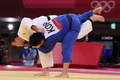 東京五輪、柔道男子100キロ級決勝。韓国の趙グハム（右）と対戦するウルフ・アロン（2021年7月29日撮影）。(c)Jack GUEZ / AFP
