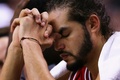 15-16NBA、ボストン・セルティックス対シカゴ・ブルズ。ベンチに座るシカゴ・ブルズのヨアキム・ノア（2015年12月9日撮影）。(c)AFP/Getty Images/Maddie Meyer
