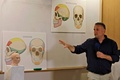 エルサレム・ヘブライ大学で、デニソワ人の頭部について説明するリラン・カルメル教授（2019年9月19日撮影）。(c)MENAHEM KAHANA / AFP