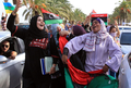 リビアの首都トリポリ（Tripoli）の路上で、ムアマル・カダフィ（Moamer Kadhafi）大佐拘束の知らせに沸く市民ら（2011年10月20日撮影）。(c)AFP/MAHMUD TURKIA