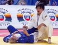 第33回世界柔道選手権、女子78キロ級。決勝でアナマリ・ベレンシェク（青）と対戦する梅木真美（2015年8月28日撮影）。(c)AFP/JACK GUEZ