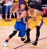 16-17NBA、ロサンゼルス・レイカーズ対ゴールデンステイト・ウォリアーズ。ロサンゼルス・レイカーズのジョーダン・クラークソンとマッチアップするゴールデンステイト・ウォリアーズのステフェン・カリー（2016年11月4日撮影）。(c)AFP/Frederic J. BROWN