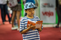 ブラジルのサンパウロ（Sao Paulo）で、書籍の見本市「国際ブックフェア（International Book Fair）」が開かれている。出版社480社が参加し、19日までの日程で8万人の来場を見込んでいる。

写真は、会場で本を読む少年（2012年8月13日撮影）。(c)AFP/Yasuyoshi CHIBA