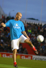 エキシビションマッチに参加するジネディーヌ・ジダン（%%Zinedine Zidane%%）氏（右）。（2008年5月31日撮影）(c)AFP/MARC LE CHELARD