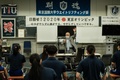 東京五輪、重量挙げ女子49キロ級のテレビ観戦後に、東京国際大学ウエイトリフティング部の学生の前で話をする三宅義信氏（2021年7月24日撮影）。(c)Yasuyoshi CHIBA / AFP