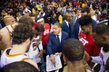 15-16NBA、クリーブランド・キャバリアーズ対シカゴ・ブルズ。選手に指示を出すクリーブランド・キャバリアーズのティロン・ルー新HC（中央、2016年1月23日撮影）。(c)AFP/Getty Images/Jason Miller