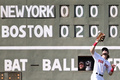 17MLB、ボストン・レッドソックス対ニューヨーク・ヤンキース。捕球するレッドソックスのアンドリュー・ベニンテンディ（2017年8月20日撮影、資料写真）。(c)AFP/Getty Images/Adam Glanzman