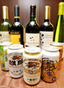 都内の店頭にならんだ飲料大手キリンビール（Kirin Brewery）の缶ビールと酒造業メルシャン（Mercian）のワイン（2006年11月16日撮影、資料写真）。(c)AFP/Yoshikazu TSUNO