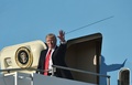 米フロリダ州ウエストパームビーチのパームビーチ国際空港で大統領専用機エアフォースワンから降りるドナルド・トランプ大統領(2017年2月3日撮影)。(c)AFP/MANDEL NGAN
