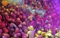 インド・バルサナ（Barsana）にあるラーダー・ラニ寺院（Radha Rani Temple）で21日、春を迎える祭り「Lathmar Holi」が催され、人々がカラフルな粉や水を掛け合った。ヒンズー教の春の祭典「ホーリー（Holi）」は今年は3月27日に行われるが、バーサーナには一足早く、地元版の「Lathmar Holi」で春を祝う習わしがある（2013年3月21日撮影）。(c)AFP/Sanjay Kanojia