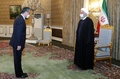 イランの首都テヘランで、中国の王毅外相（左）を迎えるハッサン・ロウハニ大統領。イラン大統領府提供（2021年3月27日撮影）。(c)AFP PHOTO / HO / IRANIAN PRESIDENCY
