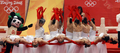 中国・北京（Beijing）の天安門広場（Tiananmen Square）で行われた聖火リレーの式典で踊る中国のダンサーたち（2008年8月6日撮影）。(c)AFP/ALEXANDER JOE