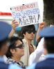 東京地裁前で、「テロリスト、シー・シェパード（Sea Shepherd）に極刑を」と書かれた紙を手に日本の捕鯨活動の妨害行為を行ったニュージーランドの活動家ピーター・ベスーン（Peter Bethune）被告を非難する活動家ら（2010年7月7日撮影）。(c)AFP/Toru YAMANAKA