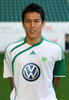VfLボルフスブルク（VfL Wolfsburg）の写真撮影に臨む長谷部誠（Makoto Hasebe、2009年8月7日撮影）。(c)AFP/DDP/RONNY HARTMANN