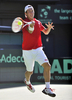 子テニス国別対抗戦、デビスカップ（Davis Cup 2011）は18日、東京の有明コロシアム（Ariake Coliseum）で日本とインドによるワールドグループプレーオフが行われ、日本は3日目のシングルスで錦織圭（Kei Nishikori）が勝利し、日本は27年ぶりとなるワールドグループ復帰を決めた。

錦織は通算4戦目となったシングルス第3試合でインドのビシュヌ・バルドゥハン（%%Vishnu Vardhan%%）を7-5、6-3、6-3のストレートで下し、通算成績を3勝1敗として勝利を決めた。

リターンショットを打つ錦織圭（2011年9月18日撮影）。(c)AFP/KAZUHIRO NOGI