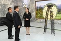 朝鮮半島の南北軍事境界線上にある板門店で、弔花を届けた北朝鮮の金与正朝鮮労働党第1副部長（中央）。韓国統一省提供（2019年6月12日公開）。(c)AFP PHOTO / South Korean Unification Ministry