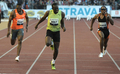 陸上、オストラバ・ゴールデン・スパイク（%%Ostrava Golden Spike%%）男子100メートル。ジャマイカのウサイン・ボルト（%%Usain Bolt%%）が、追い風2.1メートルの参考記録ながら9秒77を記録した。ボルトは追い風を味方にし、%%北京五輪%%で更新した世界記録の9秒69をわずかに上回った。写真は1位でフィニッシュするボルト（中央）。（2009年6月17日撮影）（c）AFP/JOE KLAMAR