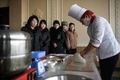 北朝鮮の首都平壌で開催された料理コンテストで腕を振るうシェフ（2019年2月13日撮影）。(c) Ed JONES / AFP