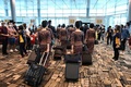 シンガポールのシンガポール（チャンギ）国際空港に駐機された、シンガポール航空の旅客機内に期間限定で開かれたレストランでの勤務に入る客室乗務員ら（2020年10月24日撮影）。(c)ROSLAN RAHMAN / AFP