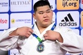 世界柔道選手権、男子100キロ超級。銀メダルを獲得し、表彰式に臨む斉藤立（2022年10月12日撮影）。(c)Kirill KUDRYAVTSEV / AFP