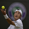 テニス、ウィンブルドン選手権（The Championships Wimbledon 2013）は27日、男子シングルス2回戦が行われ、添田豪（Go Soeda）は0-6、3-6、7-6、3-6で大会第9シードのリシャール・ガスケ（Richard Gasquet、フランス）に敗れた.

サーブトスを上げる添田豪（2013年6月27日撮影）。(c)AFP/ADRIAN DENNIS
