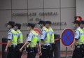 中国・四川省成都にある米総領事前で行進する警官ら（2020年7月25日撮影）。(c)Noel Celis / AFP
