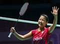 バドミントン、BWFワールドスーパーシリーズファイナルズ、女子シングルス準決勝。試合に勝利し、歓声に応える奥原希望（2015年12月12日撮影）。(c)AFP/MARWAN NAAMANI
