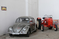 ドイツの高級車メーカー、ポルシェ（Porsche）の創業者フェルディナント・ポルシェ （Ferdinand Porsche）氏の故郷、チェコのブラティスラビツェ（Vratislavice）村の自動車コレクター、ミラン・ブンバ氏のポルシェ・コレクション（2014年2月27日撮影）。(c)AFP/MICHAL CIZEK