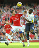 09-10イングランド・プレミアリーグ、アーセナル（%%Arsenal%%）対トッテナム・ホットスパー（%%Tottenham Hotspur%%）。試合はアーセナルが3-0でノースロンドンダービーを制した。写真はトッテナム・ホットスパーのセバスティアン・バソング（%%Sebastien Bassong%%、右）とボールを競るアーセナルのロビン・ファン・ペルシー（%%Robin Van Persie%%、左）。（2009年10月31日撮影）(c)AFP/CARL DE SOUZA