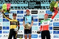 自転車ロードレースのワンデークラシック、パリ～ルーベ女子の部。表彰式に臨む（左から）2位に入ったチーム・ユンボ・ビスマのマリアンヌ・フォス、優勝したトレック・セガフレードのエリザベス・ダイグナン、3位に入ったトレック・セガフレードのエリーザ・ロンゴボルギーニ（2021年10月2日撮影）。(c)FRANCOIS LO PRESTI  / AFP