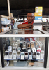 ナイジェリア・ラゴス（Lagos）で、携帯電話を売る露天商（2008年8月18日撮影）。(c)AFP/PIUS UTOMI EKPEI