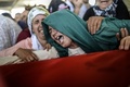 トルコ南部スルチで起きたISによるとみられる自爆攻撃で息子を失い、葬儀で泣き崩れる母親。トルコ南東部ガジアンテプ県にて。この自爆攻撃では、少なくとも31人が犠牲となった（2015年7月21日撮影）。(c)AFP / Bulent Kilic