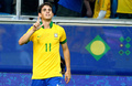サッカー国際親善試合は9日、各地で行われ、ブラジルは3-0でフランスに勝利した。

後半9分に先制ゴールを決めて喜ぶオスカル（Oscar dos Santos Emboaba Junior、2013年6月9日撮影）。(c)AFP/Lucas UEBEL