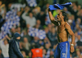 試合後にユニフォームを振り回して歓喜するチェルシーのディディエ・ドログバ（%%Didier Drogba%%）。（2008年4月30日撮影）(c)AFP/CARL DE SOUZA