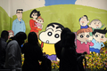 都内で開かれた「クレヨンしんちゃん（Crayon Shin-chan）」の作者、臼井儀人（Yoshito Usui）さんの「思い出を語る会」の会場を見つめるファンたち（2009年11月30日撮影）。(c)AFP/TOSHIFUMI KITAMURA