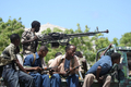 ソマリアの首都モガディシオ（Mogadishu）で依然続いているイスラム強硬派の反政府勢力との戦闘の前線近くで待機するソマリア政府軍の兵士たち（2009年6月21日撮影）。(c)AFP/MOHAMED DAHIR