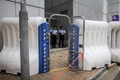 香港にある中国政府の香港出先機関、香港連絡弁公室付近に設置されたバリケード（2019年7月28日撮影）。(c)VIVEK PRAKASH / AFP