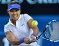 全豪オープンテニス（Australian Open Tennis Tournament 2013）は26日、女子シングルス決勝が行われ、大会第6シードの李娜（Na Li、ナ・リー、中国）は6-4、4-6、3-6で第1シードのビクトリア・アザレンカ（Victoria Azarenka、ベラルーシ）に敗れた。

リターンを狙う李娜（2013年1月26日撮影）。(c)AFP/PAUL CROCK