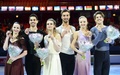 フィギュアスケート欧州選手権、アイスダンス・フリーダンス。表彰式に臨む（左から）2位のアンナ・カッペリーニ/ルカ・ラノッテ組、優勝したガブリエラ・パパダキス/ギヨーム・シゼロン組、3位のアレクサンドラ・ステパノワ/イワン・ブキン組（2015年1月29日撮影）。(c)AFP/JONATHAN NACKSTRAND