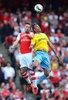 14-15イングランド・プレミアリーグ第1節、アーセナル（Arsenal）対クリスタルパレス（Crystal Palace）。クリスタルパレスのマルアン・シャマフ（Marouane Chamakh）とボールを競るアーセナルのアーロン・ラムジー（Aaron Ramsey、2014年8月16日撮影）。(c)AFP/CARL COURT