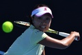 全豪オープンテニス、女子シングルス1回戦。リターンを打つ奈良くるみ（2018年1月16日撮影）。(c)AFP/Paul Crock