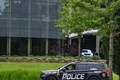 米オクラホマ州タルサで、前日に銃撃事件が起きた病院の周辺を警備する警察官（2022年6月2日撮影）。(c)CHANDAN KHANNA / AFP