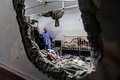 イスラエル軍の爆撃で損壊したパレスチナ自治区ガザ地区ハンユニスのナセル病院（2023年12月17日撮影）。(c)STRINGER / AFP