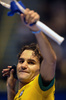 男子テニスのロジャー・フェデラー（Roger Federer、スイス）とトミー・ハース（Tommy Haas、ドイツ）が9日、ブラジル・サンパウロ（Sao Paulo）州のイビラプエラ体育館（Ibirapuera Gymnasium）でエキシビションマッチを行った。

両選手はサッカーブラジル代表のユニフォームを着用してプレーを披露した。

リストバンドをファンに向かって投げるロジャー・フェデラー（2012年12月9日撮影）。(c)AFP/Yasuyoshi CHIBA