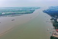２日、大量の土砂を含む長江の水（左）と鄱陽湖の水が流れ込む江西省湖口県の合流地点。(c)Xinhua News