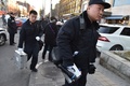 中国・北京で、男の襲撃があった西城区の小学校を後にする捜査官ら（2019年1月8日撮影）。(c)Greg Baker / AFP