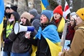 スウェーデンの首都ストックホルムにあるロシア大使館前で、ロシアのウクライナ侵攻に抗議する人々（2022年2月24日撮影）。(c)Claudio BRESCIANI / TT News Agency / AFP
