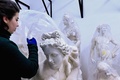 トルロニア家の古代彫刻コレクションの修復作業の様子。伊ローマで（2020年2月12日撮影）。(c)FONDAZIONE TORLONIA / TORLONIA FOUNDATION / AFP / ALBERTO PIZZOLI